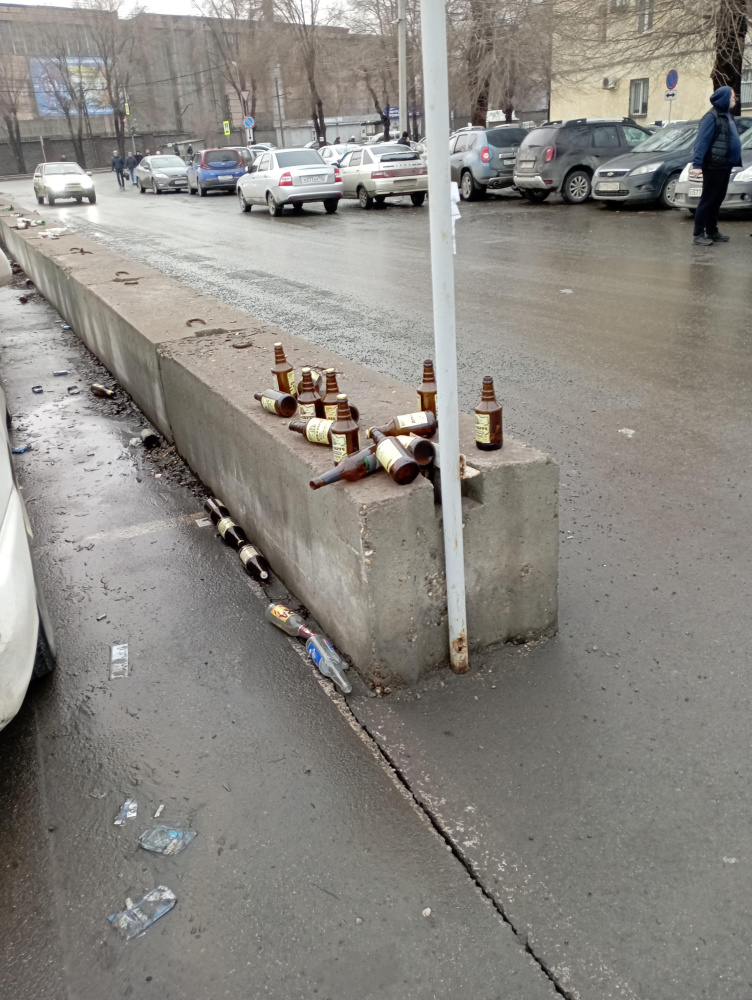 Автостоянку превратили в свалку!